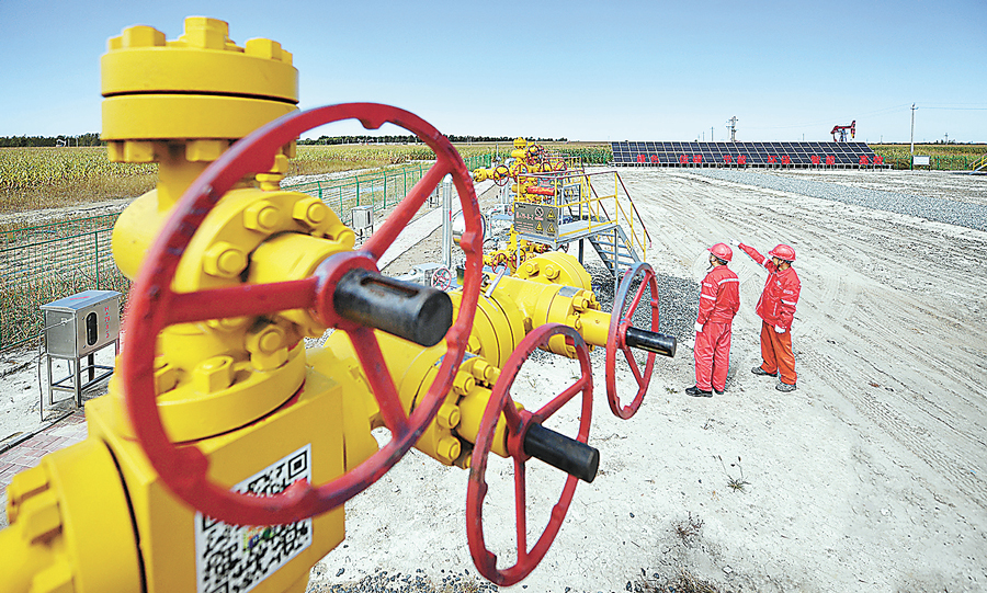 近日，吉林油田员工在黑125二氧化碳驱油与埋存注气平台认真巡检，确保注入能力稳中有升。