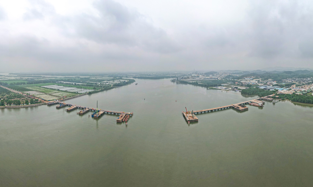 近日，中国中铁旗下中铁上海局承建的广东江门潭江特大桥现场一片繁忙，建设者正在抢抓有利时节开展施工，安全优质高效推进工程建设。图为施工现场。