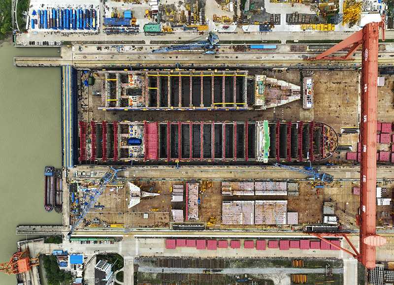公司产品实现集、油、散各类船型全覆盖。图为扬州中远海运重工有限公司3号船坞作业场景。