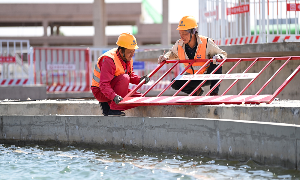 5月13日，工人在零碳产业园工业污水处理厂及水资源再生利用项目施工现场作业。