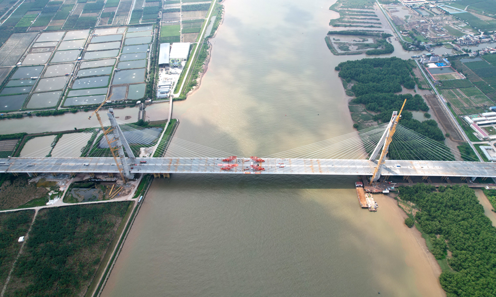 5月21日，中国中铁旗下中铁大桥局承建，中铁工业参建的南中高速洪奇门特大桥合龙，广州、中山两市再添新通道。图为当日拍摄的大桥合龙施工现场。