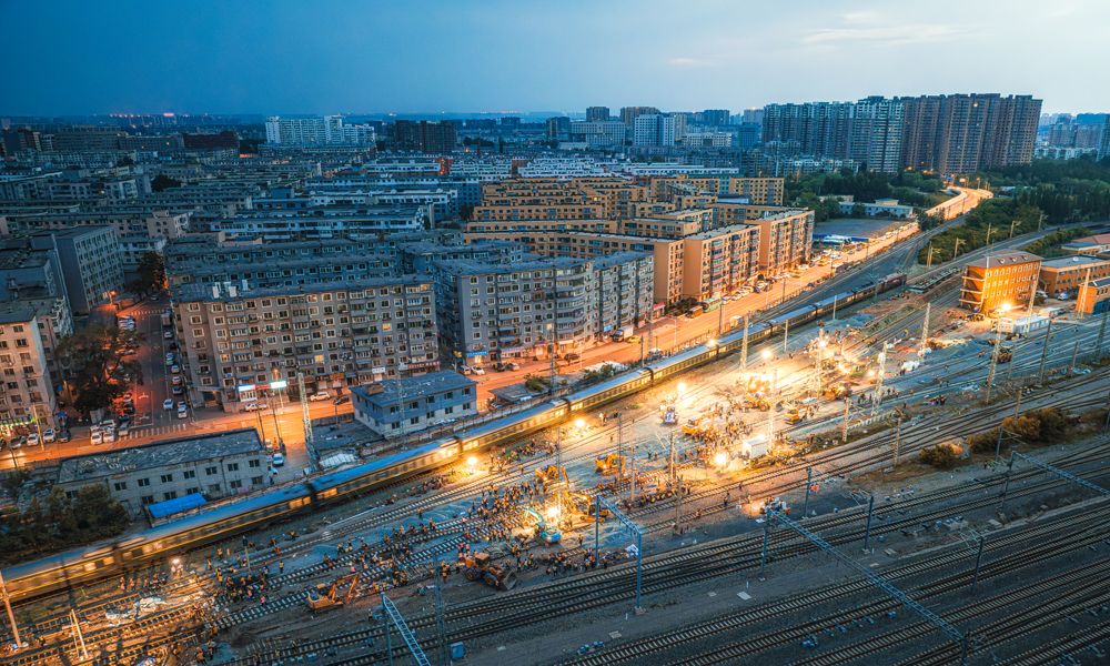 5月25日，沈白高铁并入沈阳北站第一阶段I级封锁施工圆满完成，为下一步沈阳北站咽喉区改造和柳条湖特大桥相关桥墩施工奠定坚实基础，同时也为沈白高铁接入沈阳北站创造条件。中国中铁旗下中铁六局承建的新建沈阳至白河高速铁路（辽宁段）沈阳枢纽改建工程I标，包括沈白高铁和沈山扩能两大部分施工任务，主要工作范围包含两站、四区间、六线，共分为四个阶段进行施工。图为施工现场。张钧禹 摄