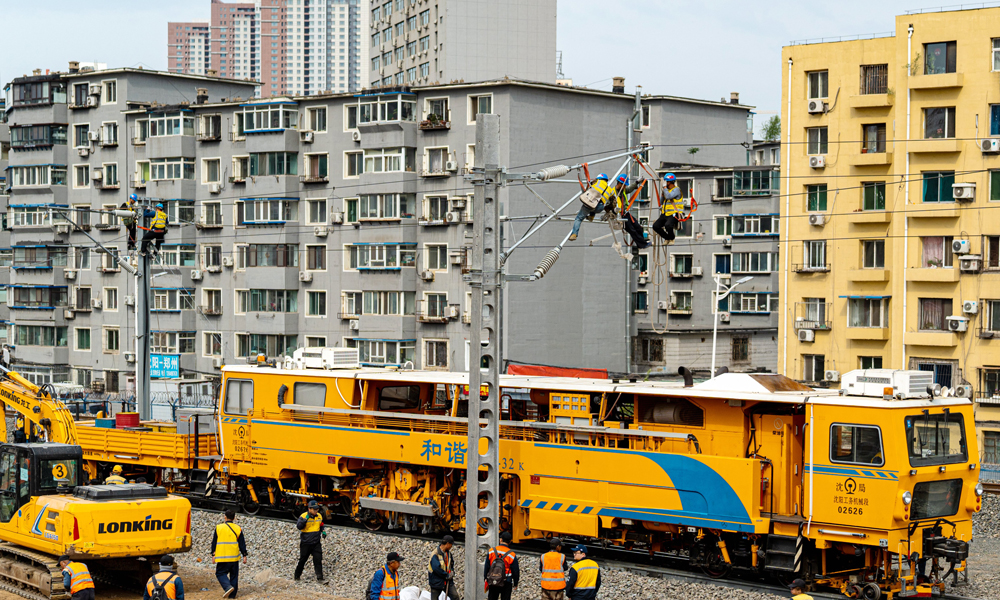​沈白高铁建设是国家中长期铁路网中东北东部快速铁路通道的重要组成部分，也是东北地区“十四五”期间重大高铁项目，对区域深入参与“一带一路”，促进区域发展与国家战略有效融合具有重要意义。图为5月25日，中铁六局工作人员正在进行接触网作业。韩庆潇 摄