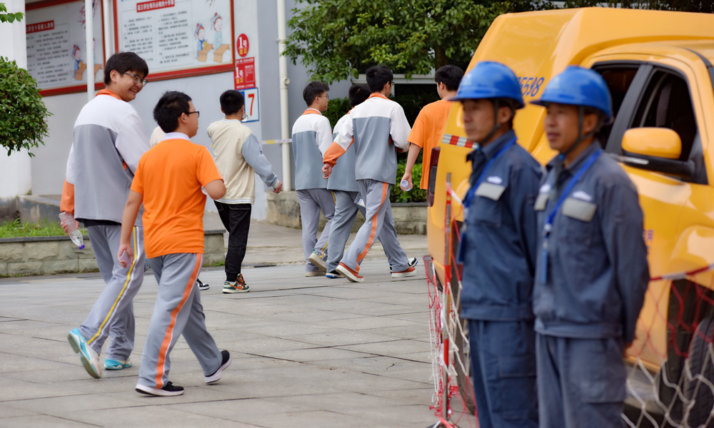 6月7日，南方电网贵州遵义湄潭供电局工作人员提前进入考场，开展各项工作。