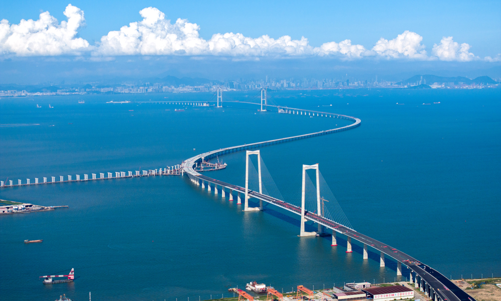 深中通道地处粤港澳大湾区核心区域，是国家重大工程、粤港澳大湾区核心枢纽工程。项目横跨珠江口东西两岸，联通深圳、广州、中山三地，是集“桥、岛、隧、水下互通”于一体、当前世界上建设难度最高的跨海集群工程。图为深中通道全线航拍。苏振飞 摄