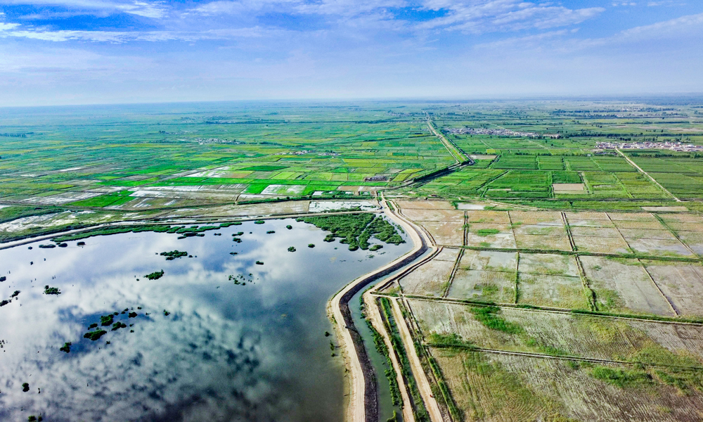 近年来，中国建筑旗下中建一局牢记“山水林田湖草沙”一体化保护和系统治理的重要要求，充分发挥全产业链优势，以市场化方式整合资源、集成技术、有序管理，通过“修山-保水-扩林-护草-调田-治湖-固沙”的生态修复，让乌梁素海这颗“塞外明珠”逐渐恢复昔日光彩，重新焕发出勃勃生机。