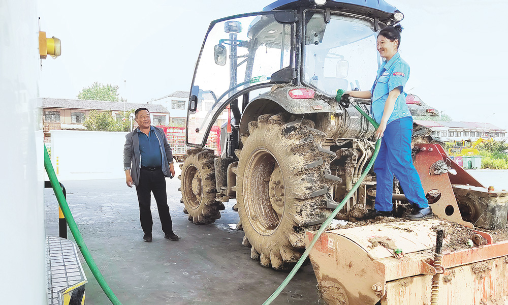 中国石油安徽销售合肥分公司在合肥市长丰县的各加油站均设置了农机加油绿色通道，推出专项优惠助农惠农。杨蕾 摄