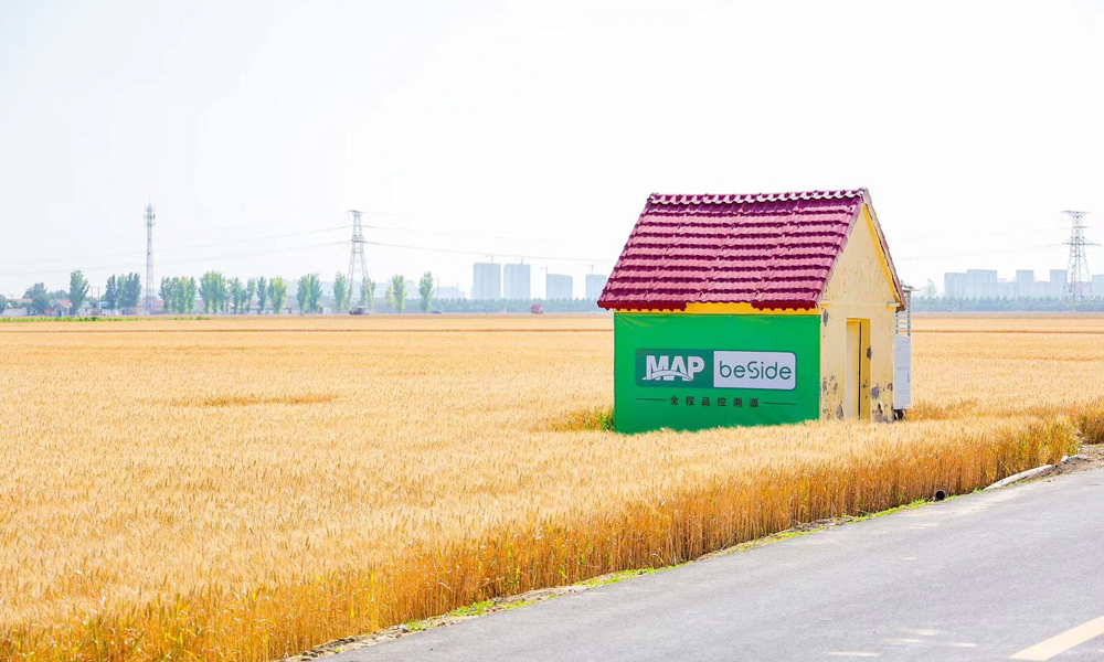 山东桓台MAP中化现代农业示范农场是中国中化旗下先正达集团中国与雀巢中国共同打造的首个再生农业示范基地。该农场的“低碳小麦”在种植全过程中严格遵循再生农业耕种原则，采取免耕播种方式，与传统方式相比减少2-3次农机作业次数，可达到更好的土壤固碳效果。
