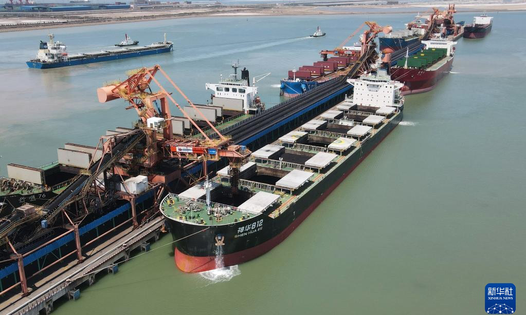 6月27日，船舶在黄骅港煤炭港区装运电煤。新华社发（傅新春 摄）