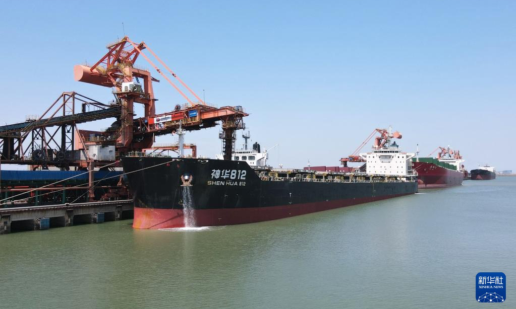 6月27日，船舶在黄骅港煤炭港区装运电煤。新华社发（傅新春 摄）