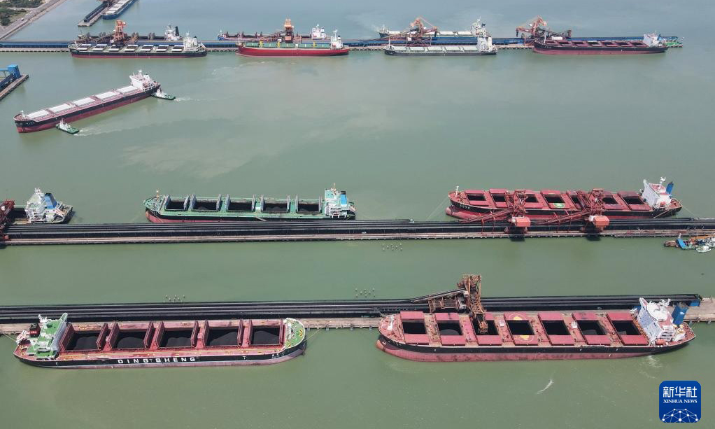 6月27日，黄骅港煤炭港区排满了装运电煤的船舶。新华社发（傅新春 摄）