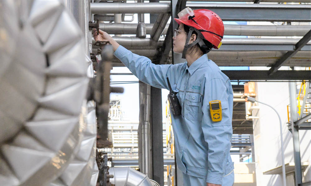 中国石化中天合创全面排查整治安全风险及隐患，对现场安全设施、电气仪表、管道、阀门、机泵等逐一排查，全力消除安全生产盲点和死角，确保设备设施运行安全平稳。图为近日，工作人员检查设备运行情况。姚宁 摄