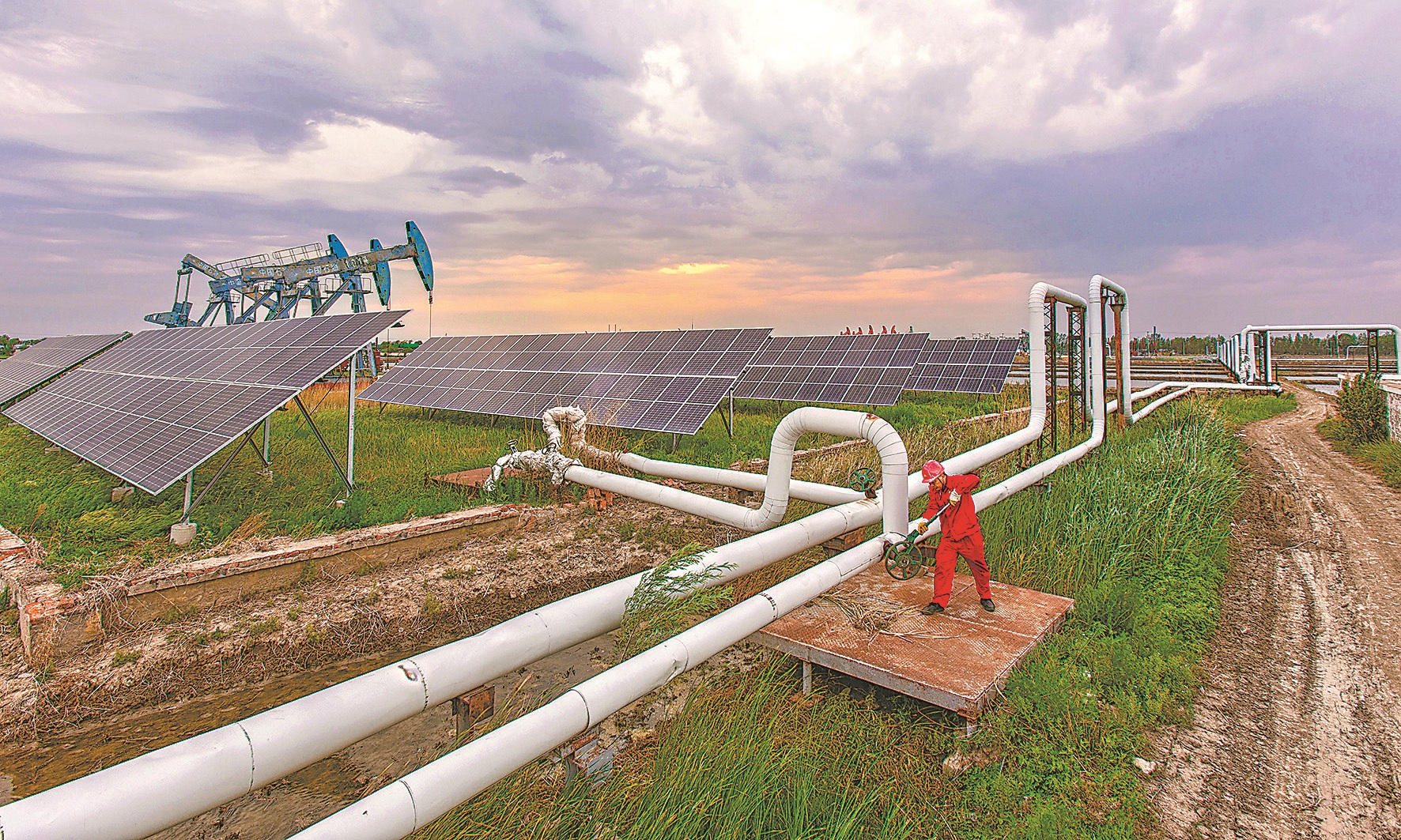 辽河油田金海采油厂全力推进绿色转型发展，扎实推进光伏发电项目。