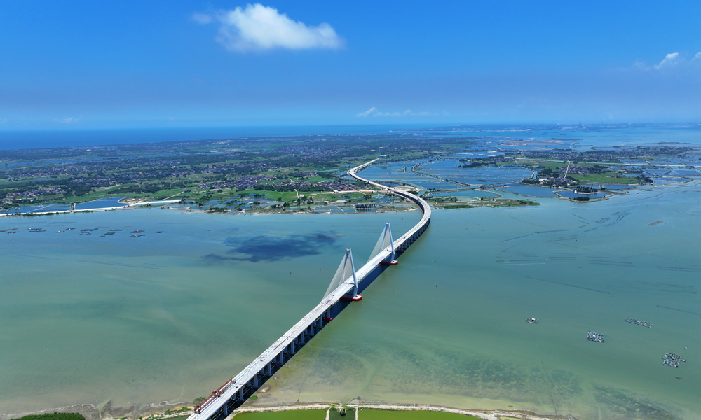 近日，随着最后一片40米宽幅小箱梁完成架设，中国中铁旗下中铁大桥局承建的湛江环城高速鹭洲大桥贯通，计划于今年底建成通车。