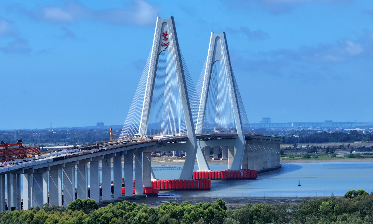 中铁大桥局承建的湛江环城高速TJ2标段长5.645公里，包括10座桥梁、1座互通立交等施工任务。此次贯通的鹭洲大桥为A型塔双塔双索面混凝土梁斜拉桥，全长562米，主跨300米。