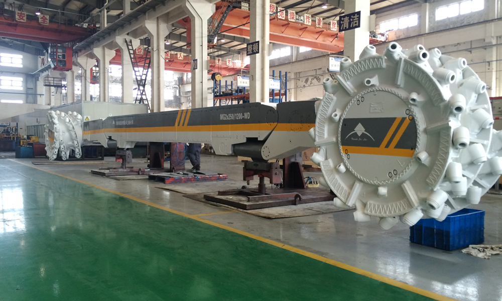近日，中国煤炭科工上海研究院“适应最小采高1.3m煤层大功率自适应采煤机关键技术研究及应用”项目在国家能源集团神东煤炭公司石圪台煤矿成功应用，创造了最低1.3m煤层年产260万吨的世界纪录。该系列采煤机的研制成功，一举奠定了我国薄煤层采煤机的世界领先地位。