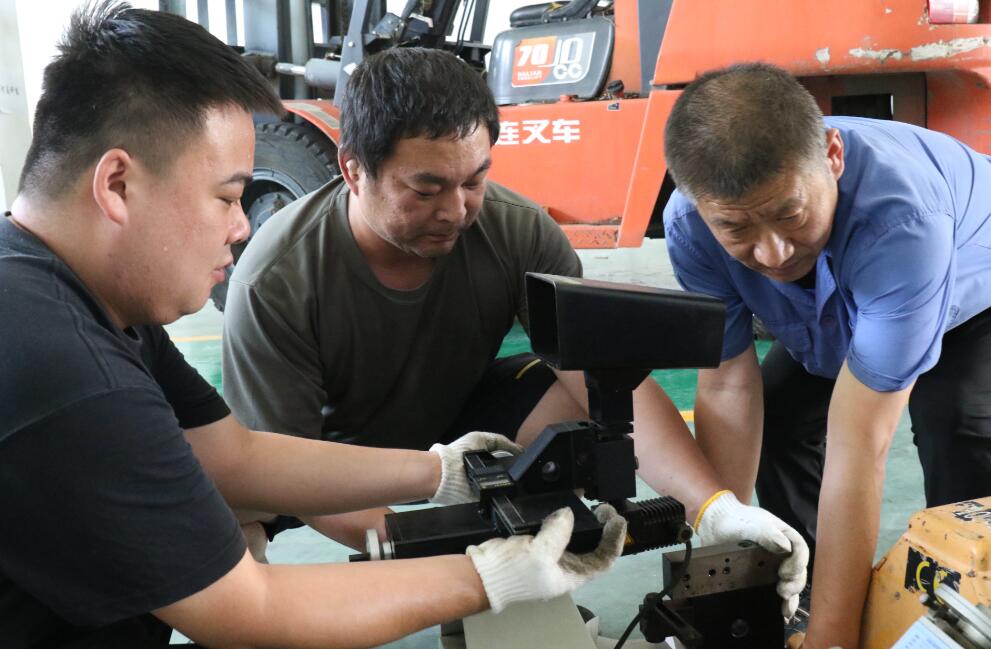 近日，航天科技九院693厂机修班人员在郑州调整、安装、调试运行设备，确保设备第一时间投入使用。徐忠生 摄