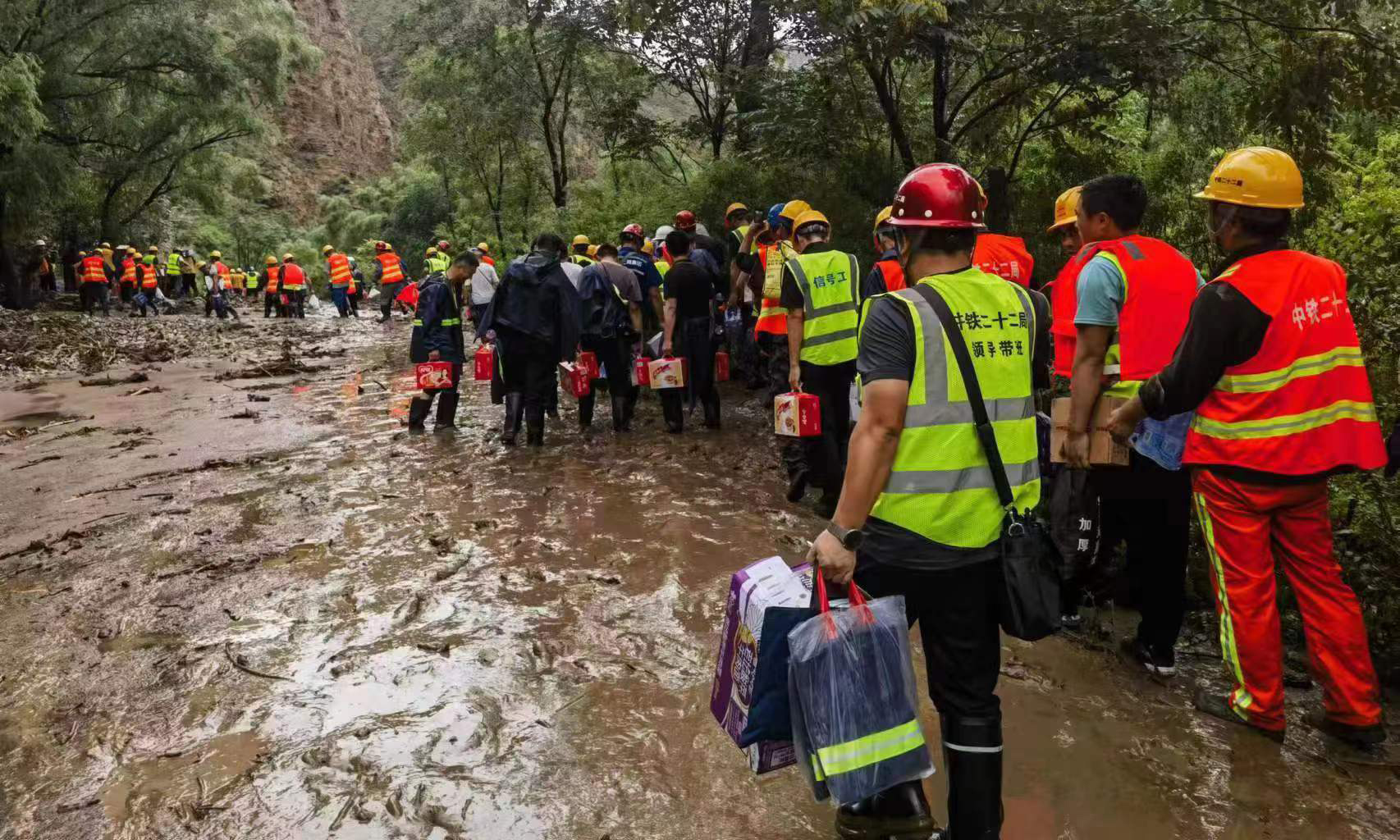 8月2日，中国铁建所属中铁二十二局应急物资运送小组徒步向受困列车运送物资。桂天奇 摄 