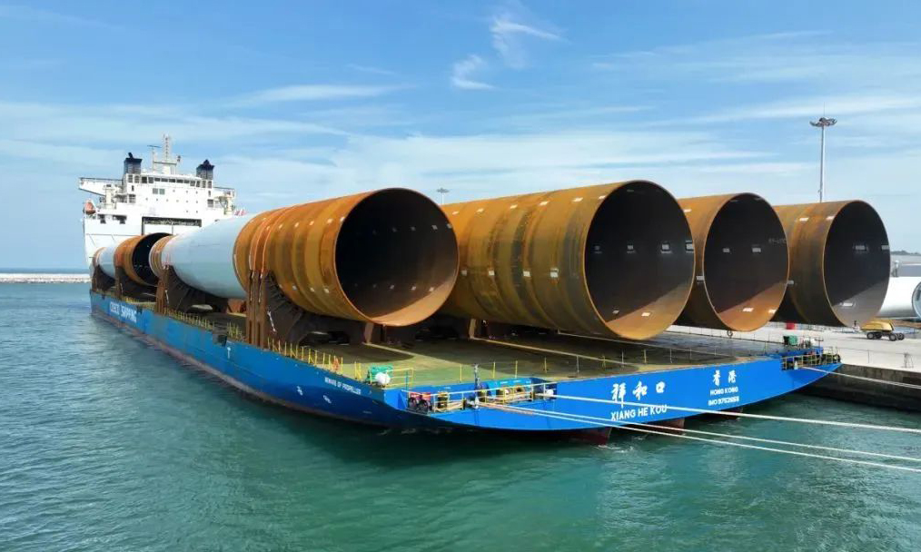 此次运输的风电单桩直径10米，长93米，重2014吨。与以往半潜船风电导管架运输项目，以及重吊船成套主机、塔筒运输项目不同，Moray West项目是中远海运特运半潜船首次承运大型风电单桩项目。