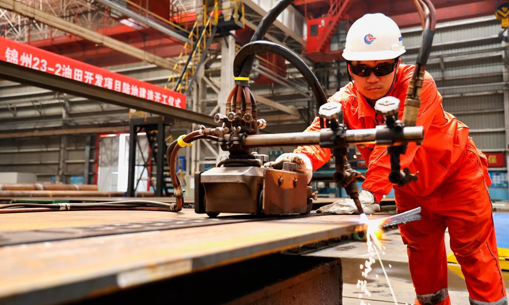 8月4日，中国海上首个多层稠油热采项目——锦州23-2油田开发项目在山东青岛开工建设，标志着中国海上稠油热采形成相对完善的技术体系。图为工人正在进行钢材切割作业。杜鹏辉 摄