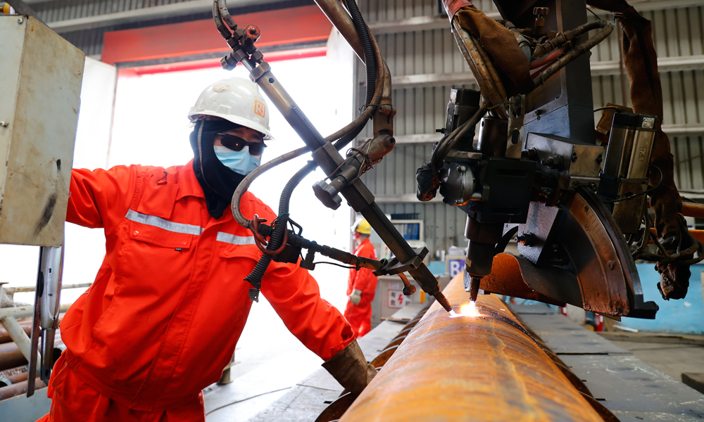锦州23-2油田位于渤海辽东湾海域，是“千层饼”式的多层砂体稠油油藏。此次在青岛开工建设的两座热采平台，均高约31米，投影面积约3600平方米，重约16000吨，为迄今为止中国建造的最大的海上稠油热采平台。图为工人正在进行钢材切割作业。杜鹏辉 摄