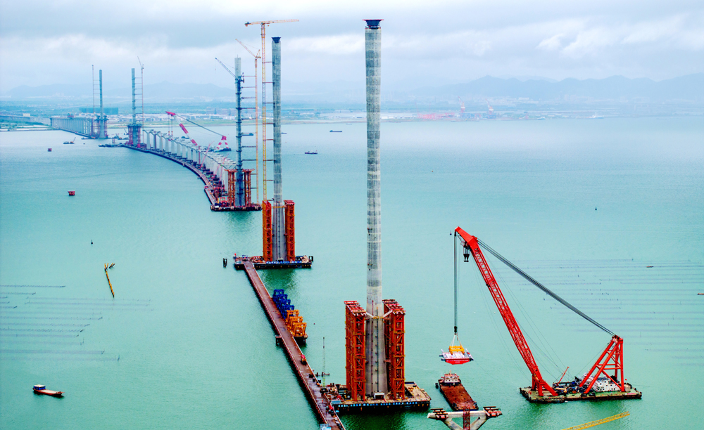 黄茅海大桥为全线关键控制性工程，长2200米，主梁由两个分体式钢箱梁及横向连接箱组成，全桥共有16种梁段类型、149个梁段，钢结构重约6万吨。此次吊装的钢箱梁长22.5米、宽19.7、高4米，重约355吨，由中铁工业旗下中铁宝桥制造。