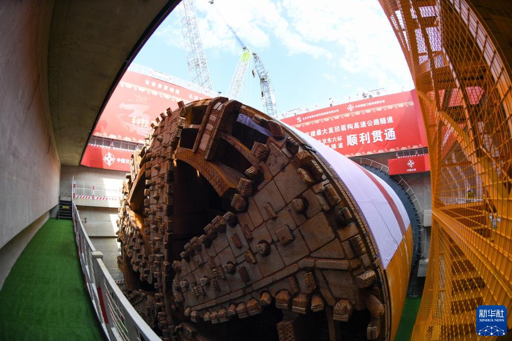 据悉，今年6月，工程西线隧道已率先贯通。图为北京东六环改造工程东线隧道接收井中的“运河号”盾构机。