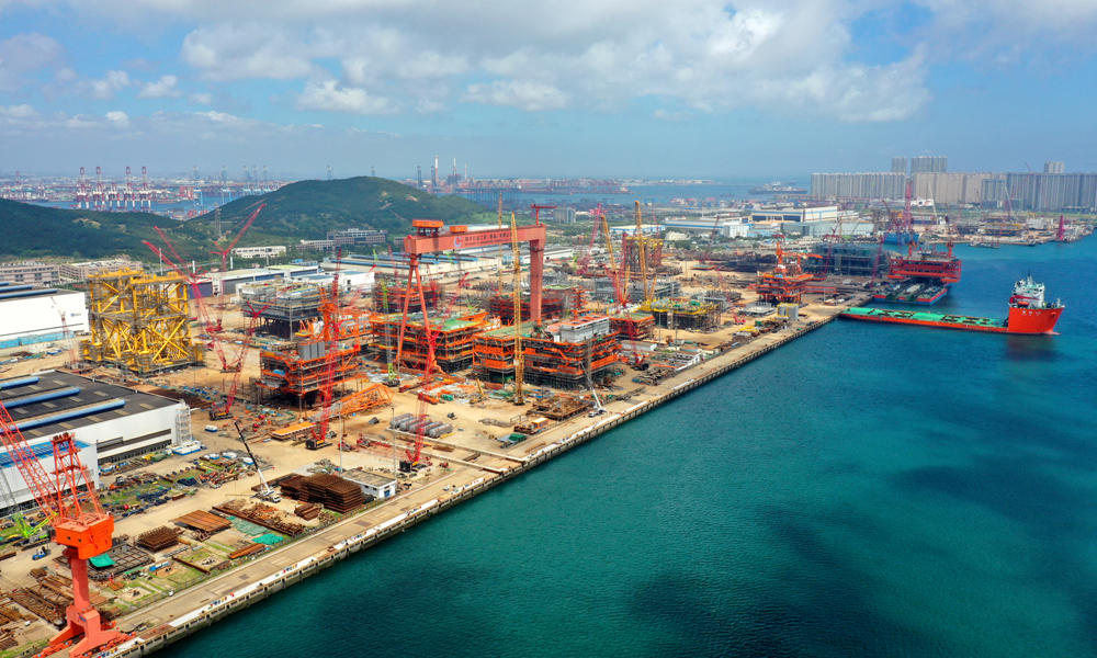 在120万平方米的青岛建造场地，来自流花11-1/4-1、“深海一号”二期、陆丰8-1、绥中36-1二期、巴油P79FPSO等12个国内外大型工程项目的40余个单体正同期建造，9000余名施工人员奋战正酣……