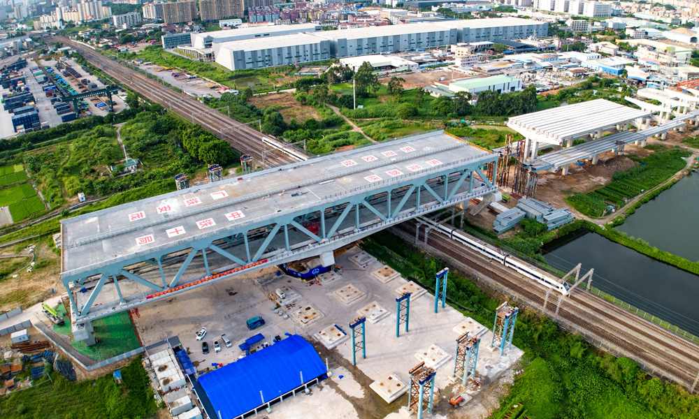 莞番高速上跨广深铁路主桥采用2*85米连续钢桁腹-板桁组合结构，重约2.9万吨。当天，双层一次逆时针转体81.1度，填补了国内双层公路钢砼结合桥转体施工跨越铁路的空白。