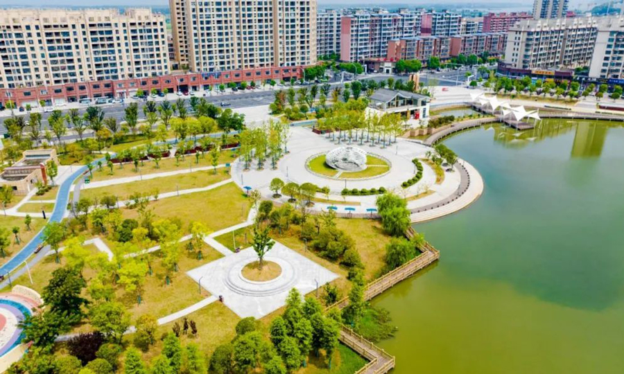 珍珠湖公园改造工程是该项目的重要组成部分，占地面积约16万平方米，水域面积约7万平方米。曾经，这里是一片荒滩地，珍珠湖周边的雨污水直接排入湖中，水体逐步恶化，问题十分严峻。在改造过程中，项目团队新建雨污管网约5公里，并打通与渊明湖及秀水河水流通道，让死水变成活水，有效提升水质。为了根治湖水污染，在处理过湖底淤泥后，项目团队通过恢复水生植被，控制底泥营养释放，提高水生植物对水体的净化作用，重建珍珠湖生态系统。