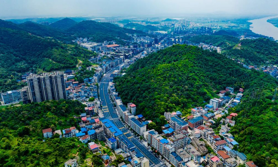 彭泽城区内的排水管网建设并不完善，且城区人口密度大、过往车辆多。为了最大限度减少对群众正常生活的影响，项目团队选用国内最新引进的技术，结合管道CCTV检测和紫外光固化法进行非开挖管道修复，陆续对龙城大道、渊明路等道路进行改造，实现雨污分流，解决城区内涝问题。