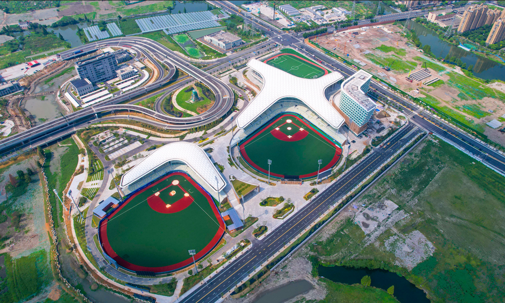 杭州第19届亚运会将于9月23日至10月8日举行。中国建筑旗下中建装饰参建的绍兴棒（垒）球体育文化中心为杭州亚运会棒垒球项目比赛场地，届时两枚金牌将在这里产生。