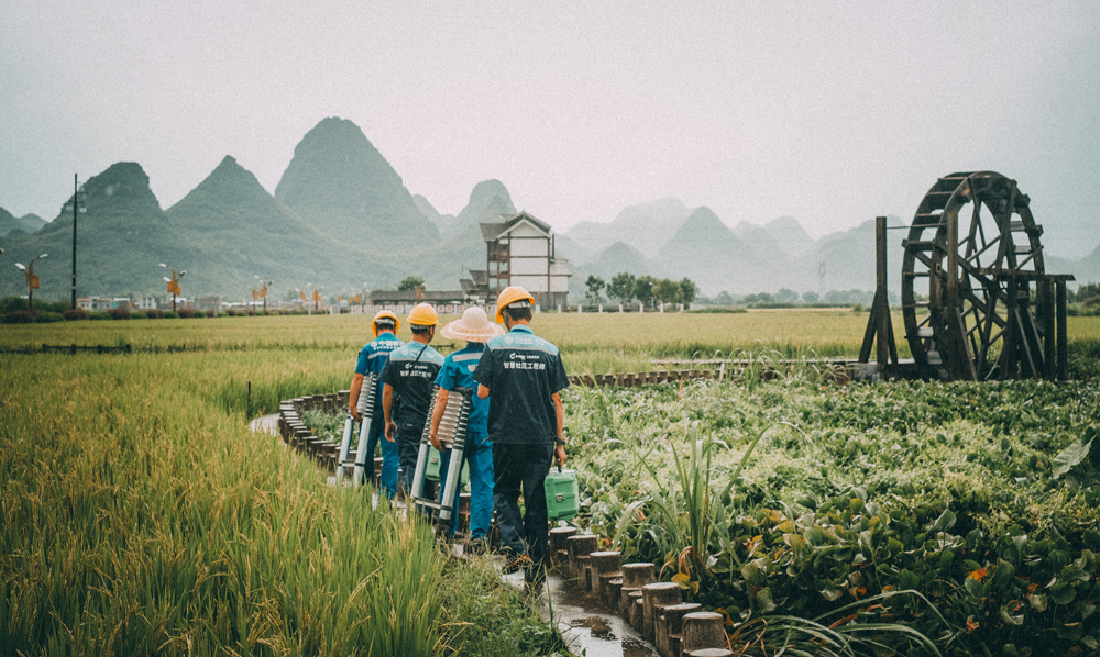 在广西柳州柳城县古砦仫佬族乡水稻智慧种植能力提升示范区，中国移动广西公司依托5G技术，推动“5G+数字乡村”建设，为示范区提供标准化种植管理系统、作物生长模型、物联网设备管理系统、水稻溯源管理系统、气象虫情灾害监测系统、温室大棚智慧育种系统、1000亩水稻智慧种植能力，为水稻种植装上了一颗智慧“芯”，直观展示水稻产业、乡村生态等信息。