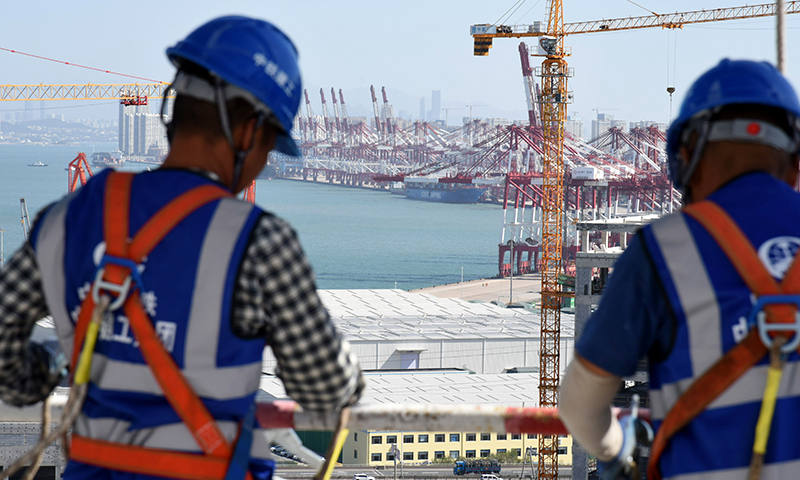 10月5日，中铁建工建设者在进行外墙吊装施工准备。新华社记者 李紫恒 摄