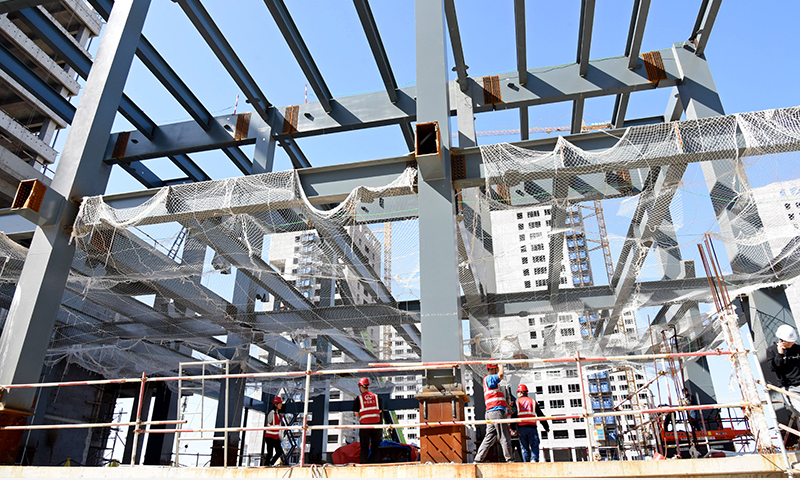 10月5日，中铁建工建设者在项目工地上进行钢结构安装。新华社记者 李紫恒 摄