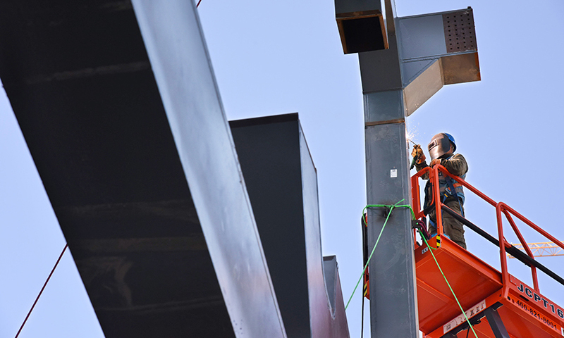 10月5日，中铁建工建设者在项目工地上进行钢结构焊接。新华社记者 李紫恒 摄