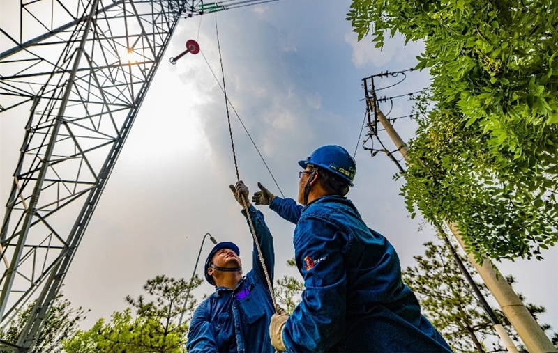 国家电网北京检修公司工作人员在220千伏线路更换绝缘子。