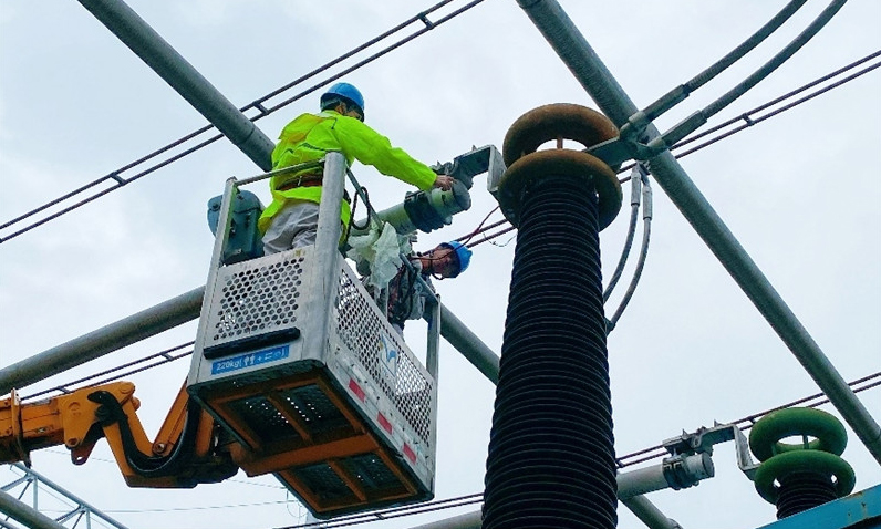 国家电网上海超高压公司工作人员在1000千伏练塘站开展220千伏母线检修。