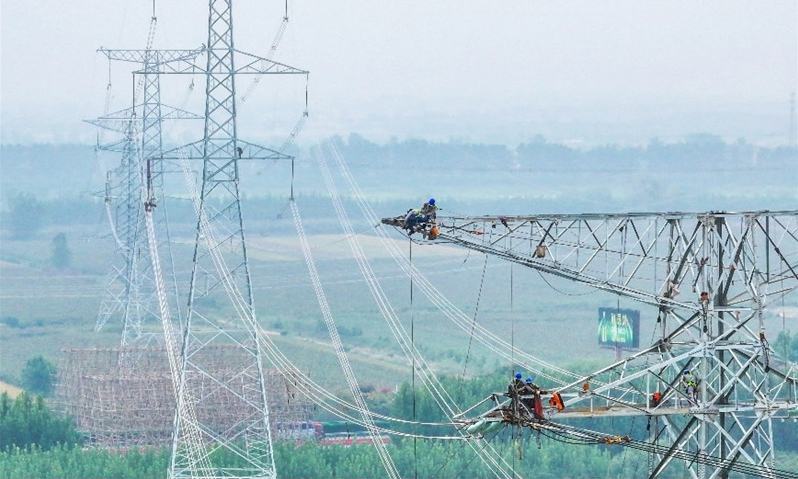 国家电网安徽蚌埠供电公司工作人员在500千伏濉会、禹溪线实施迁改作业。