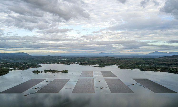 这是2022年12月8日在泰国乌汶府诗琳通水库拍摄的浮体光伏项目（无人机照片）。据介绍，该项目共安装光伏组件14.4万余片，总装机容量58.5兆瓦，每年可以减少4.7万吨二氧化碳排放，助力泰国减少对高污染火力发电的依赖。新华社记者 王腾 摄