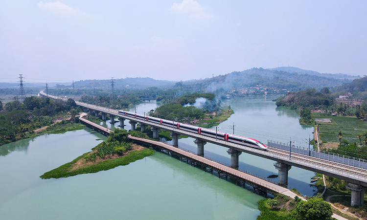 这是2023年9月30日在印度尼西亚普哇加达拍摄的一列行驶中的雅万高铁高速动车组（无人机照片）。雅万高铁是印尼和东南亚第一条高速铁路，是中印尼两国高度关注的共建“一带一路”旗舰项目，是国际上首个由政府主导搭台、两国企业合作建设和管理的高铁项目。新华社记者 徐钦 摄