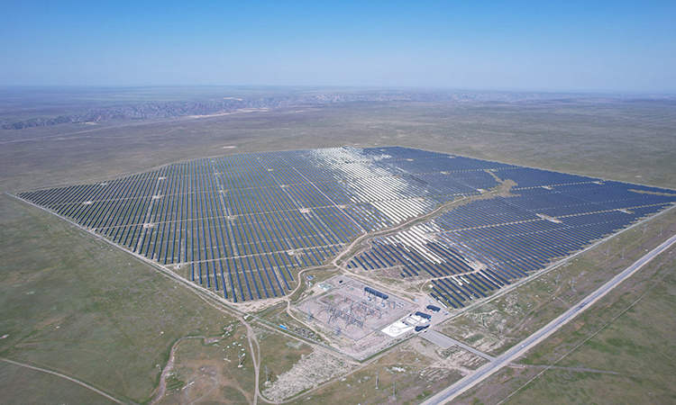 这是2023年5月4日在哈萨克斯坦阿拉木图州拍摄的卡普恰盖100兆瓦光伏电站（无人机照片）。这是哈萨克斯坦单体最大的光伏发电项目之一，也是中哈绿色能源合作项目之一，由中国企业寰泰能源与哈萨克斯坦合作伙伴投资建设。新华社发（奥斯帕诺夫 摄）