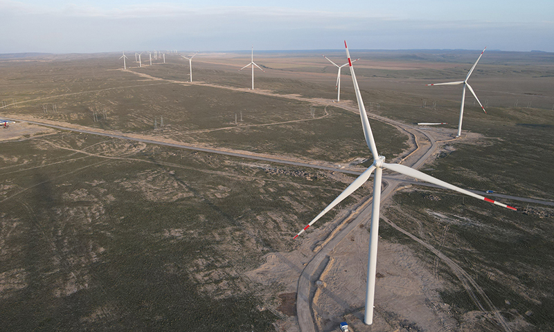 这是2021年4月25日在哈萨克斯坦扎纳塔斯拍摄的风电场风机（无人机照片）。扎纳塔斯风电项目于2018年列入中哈产能合作清单重点项目。新华社发（中国电建成都院供图）