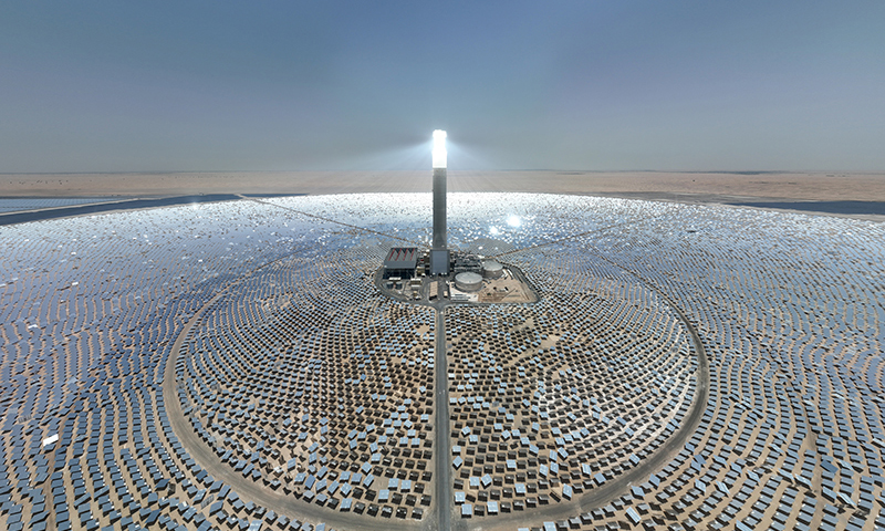 这是2022年8月15日在阿联酋迪拜拍摄的上海电气迪拜光热光伏复合项目（无人机照片）。位于阿联酋迪拜的700MW光热和250MW光伏复合项目由上海电气集团股份有限公司总包，装机规模大、技术标准高，助力阿联酋实现清洁能源目标。新华社发
