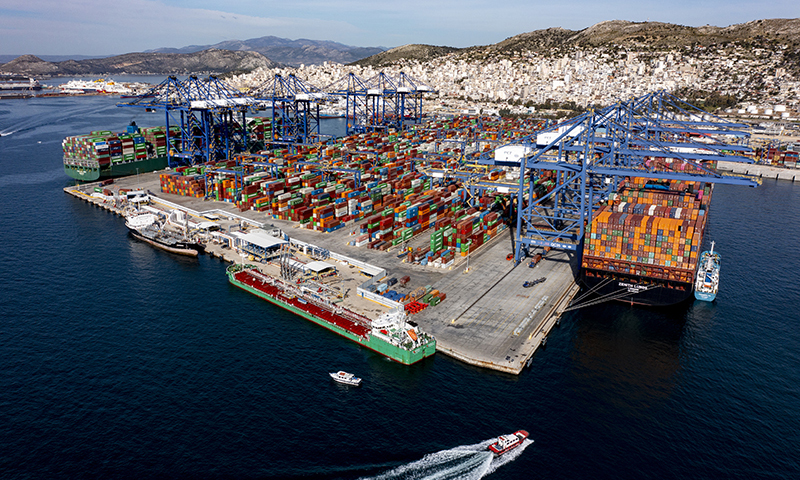 这是2022年2月19日拍摄的希腊比雷埃夫斯港集装箱3号码头（无人机照片）。作为“一带一路”倡议的典范项目，希腊比雷埃夫斯港年货物吞吐量增至500万标箱以上，跃升为欧洲第四大集装箱港口、地中海领先集装箱大港。新华社发（中远海运港口比雷埃夫斯码头有限公司供图）