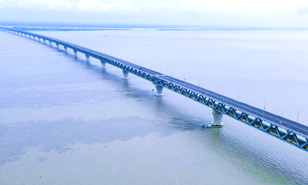 中国中铁承建的孟加拉帕德玛大桥及铁路连接线项目建成通车后，从达卡到杰索尔的通行时间将由原来的10个小时缩短至2个小时，造福孟加拉国超过一半的人口，将极大地促进孟加拉国与南亚区域的互联互通和经济发展。帕德玛大桥作为孟加拉国的“梦想之桥”，是连接中国及东南亚“泛亚铁路”的重要通道之一，也是中国“一带一路”倡议的重要交通支点工程，是迄今中国企业承建的最大规模海外桥梁工程。