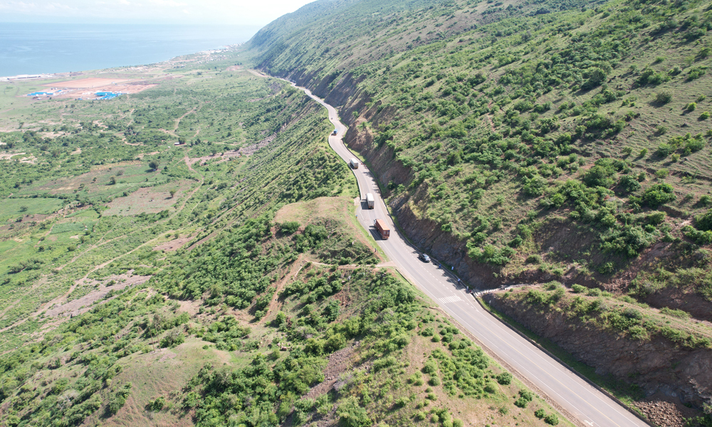 中国海油为乌干达翠鸟油田东边布胡卡村建设的10公里跨崖公路，彻底改变了当地居民长年累月攀爬长度3公里、落差400米、最陡处60度以上山间小道的生活状况。