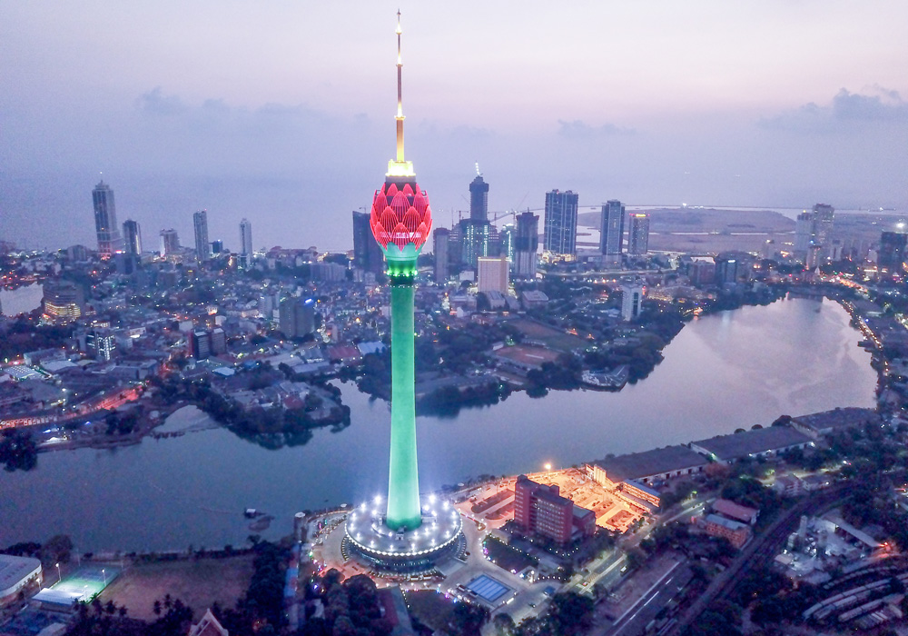 在美丽岛国斯里兰卡的首都科伦坡，中国建筑旗下中建二局采用中国标准设计和建造的莲花电视塔矗立在贝拉湖畔，将“柔美绰约”与“亭亭玉立”的审美意象完美融合。当“莲花”被装上LED灯，多种颜色在夜间悄然变幻，便成为科伦坡夜空中最耀眼的风景。