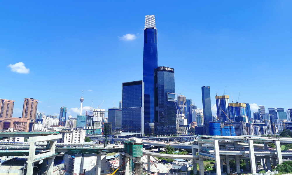 2018年底，由中国建筑马来西亚有限公司承建的中资企业海外建设第一高楼——吉隆坡106交易塔（亦称吉隆坡标志塔）突破450米，成为马来西亚首都吉隆坡天空下的地标建筑。106交易塔位于吉隆坡敦拉萨国际贸易中心核心区，是一座集金融、商务、购物、办公于一体的多功能写字楼，由中国建筑马来西亚有限公司承建，地上建筑高度为452米，是马来西亚最高的建筑之一。它是敦拉萨金融交易中心的一部分，在新的城市总体发展规划中，将成为吉隆坡新的中央商务区。