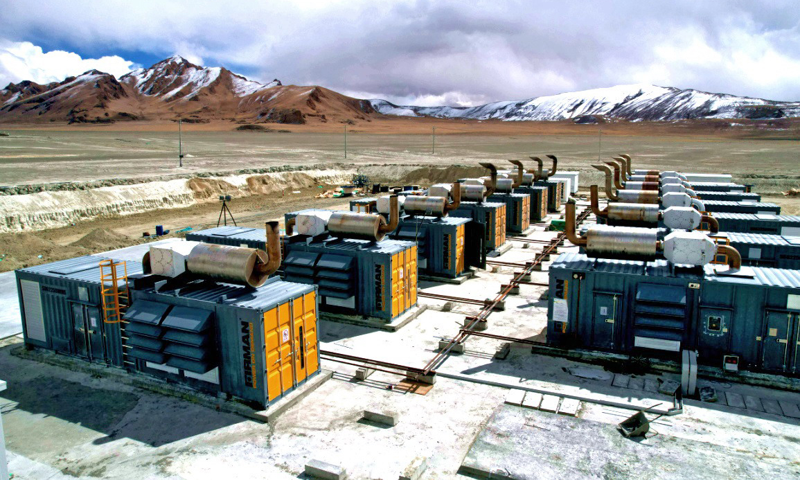 据悉，西藏拉果错盐湖锂矿项目一期、二期全部建设达产后，预期每年将形成4-5万吨氢氧化锂产能，成为国内产能最大的锂盐湖项目之一，对于打开西藏盐湖资源开发新局面、加速国内新能源行业发展具有重要意义。图为发电机组。